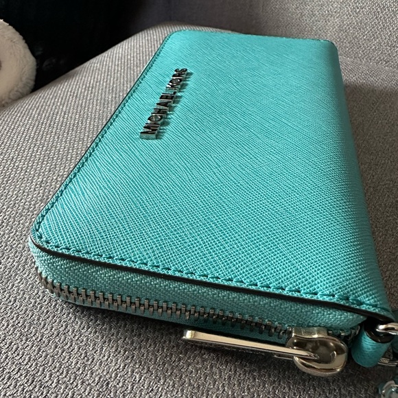 Micheal Kors Jet Set Wristlet - Picture 6 of 9